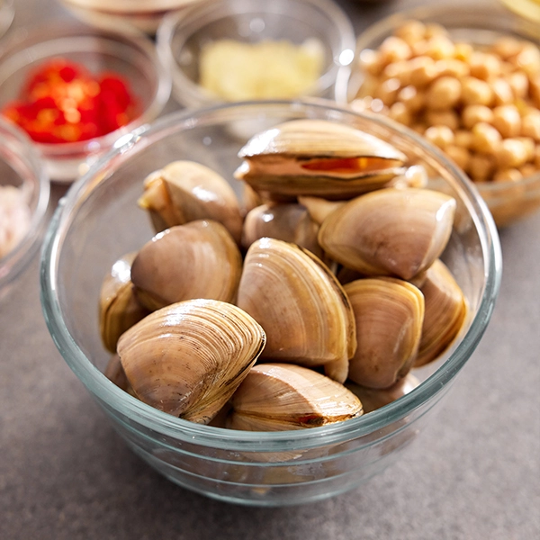 Cloudy bay clams in a bowl